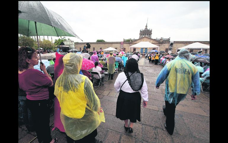 Fervor religioso. Miles de fieles acompañan a la Virgen de Zapopan que deja Guadalajara para regresar a su hogar, la Basílica.  /