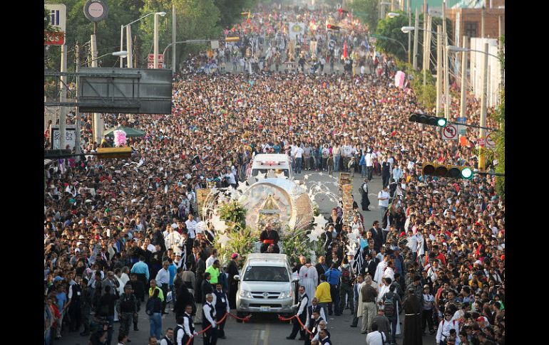 Alrededor de dos millones de fieles acompañaron a la Virgen de Zapopan en la Romería 2012, estima Protección Civil Jalisco.  /