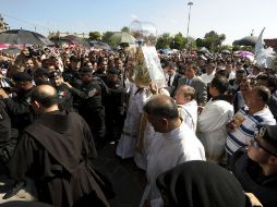 La Virgen a su entrada a la Basílica de Zapopan, custodiada por clérigos del Estado.  /