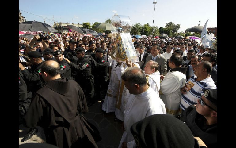 La Virgen a su entrada a la Basílica de Zapopan, custodiada por clérigos del Estado.  /