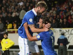 Pablo Daniel Osvaldo (d) de Italia celebra con Daniele De Rossi (i) tras anotar ante Armenia. EFE  /