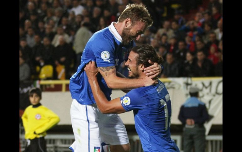 Pablo Daniel Osvaldo (d) de Italia celebra con Daniele De Rossi (i) tras anotar ante Armenia. EFE  /