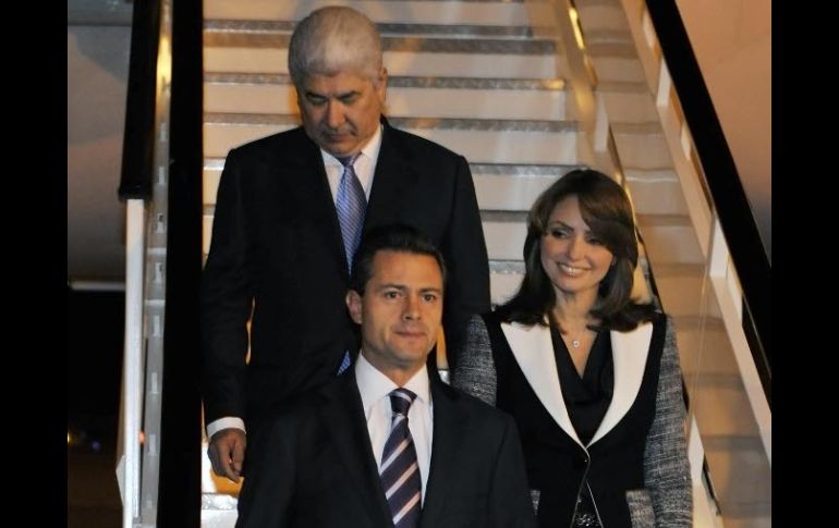 Enrique Peña Nieto con su esposa Angélica Rivera y Francisco Ramírez Acuña (detrás). EL UNIVERSAL  /