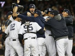 Los jugadores de los Yankees festejen el pase a la serie de campeonato ante Tigres de Detroit. REUTERS  /