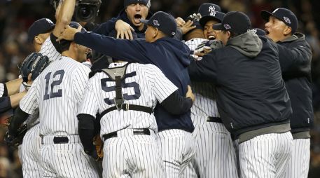 Los jugadores de los Yankees festejen el pase a la serie de campeonato ante Tigres de Detroit. REUTERS  /