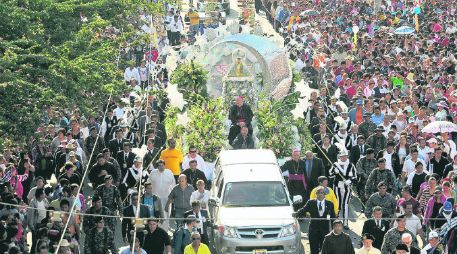 El cardenal Juan Sandoval lidera el cortejo de la Virgen de Zapopan, sobre la Avenida Ávila Camacho.  /