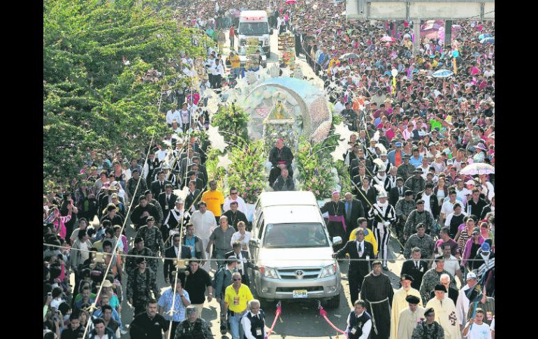 El cardenal Juan Sandoval lidera el cortejo de la Virgen de Zapopan, sobre la Avenida Ávila Camacho.  /