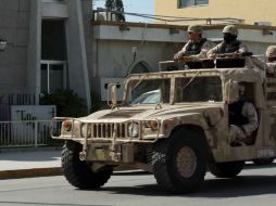 Militares patrullan calles frente a funeraria donde se encontraba el cuerpo de ''El Lazca''. XINHUA  /