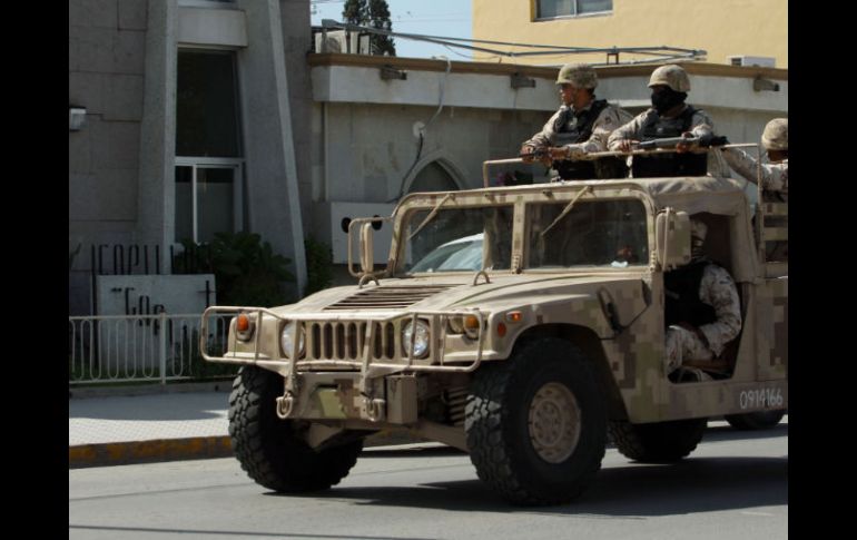 Militares patrullan calles frente a funeraria donde se encontraba el cuerpo de ''El Lazca''. XINHUA  /