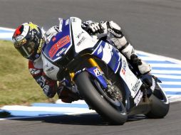 Jorge Lorenzo, de Yamaha, conduce su moto durante la clasificación del Gran Premio de Japón en el circuito de Motegi. EFE  /