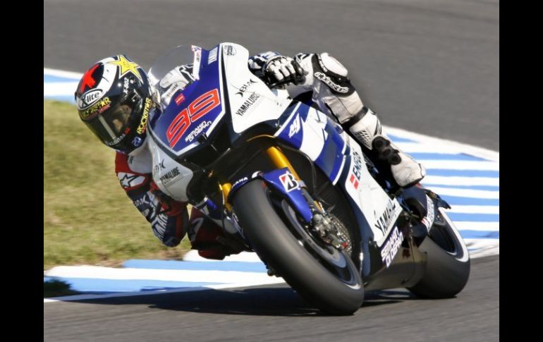 Jorge Lorenzo, de Yamaha, conduce su moto durante la clasificación del Gran Premio de Japón en el circuito de Motegi. EFE  /