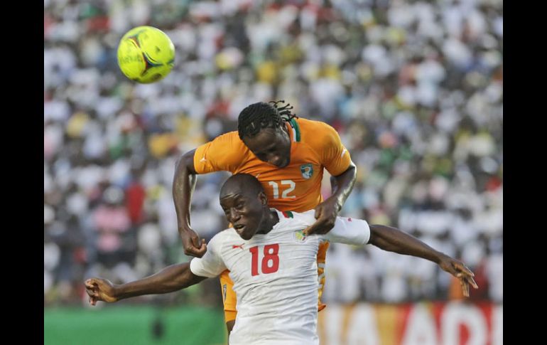 Imagen del encuentro que fue interrumpido en el estadio de Dakar. AP  /