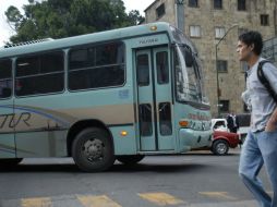 Los cuatro operadores y el despachador agredidos mortalmente el jueves laboraban en las rutas 622, TUR y 400. ARCHIVO  /