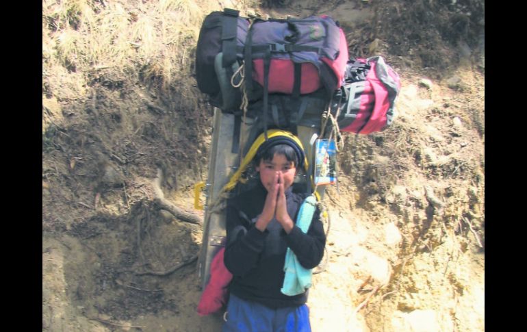 Pobladores. Mi amiguita sherpa, con su enorme carga a cuestas.  /