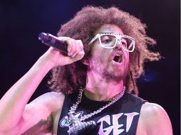 El estilo de Redfoo atrapó al público en el Estadio Telmex.  /