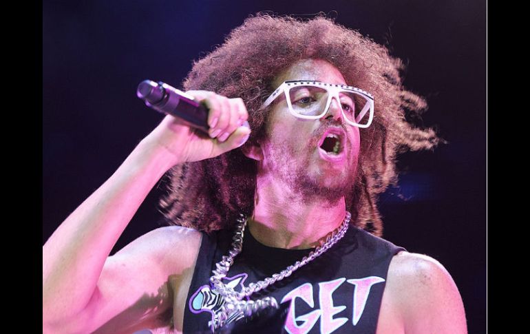 El estilo de Redfoo atrapó al público en el Estadio Telmex.  /