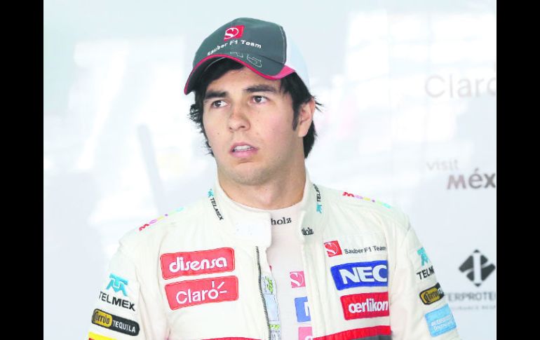 Pensativo. Sergio Pérez observa desde su pit la actividad en pista durante la sesión de calificación. AP  /