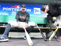 Aguardando. Hunter Pence y Marco Scutaro, de los Gigantes, preparan unos bats, previo a la práctica de su equipo. AFP  /