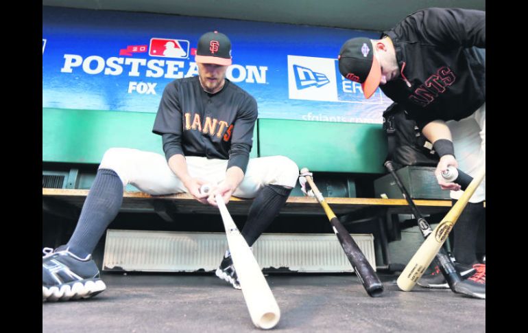 Aguardando. Hunter Pence y Marco Scutaro, de los Gigantes, preparan unos bats, previo a la práctica de su equipo. AFP  /