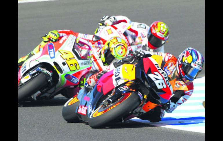 Veloces. Dani Pedrosa toma una curva, por delante de Valentino Rossi. EFE  /