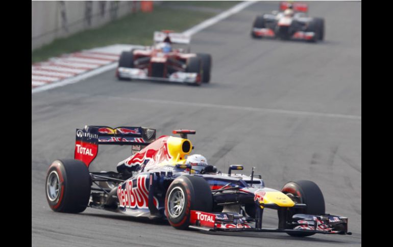 El piloto alemán de Fórmula Uno Sebastian Vettel, de Red Bull, conduce su monoplaza durante la carrera del Gran Premio de Corea. EFE  /