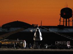 A la salida del sol, trabajadores preparan los elementos necesarios para el ascenso de Felix Baumgartner. AP  /