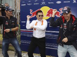 Mark Webber (i), Psy y Sebastian Vettel (d) bailan el Gangnam Style en el GP de Corea. AP  /