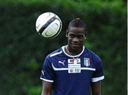 El futbolista Mario Balotelli entrena con la selección italaiana en el centro deportivo Coverciano en Florencia. EFE  /