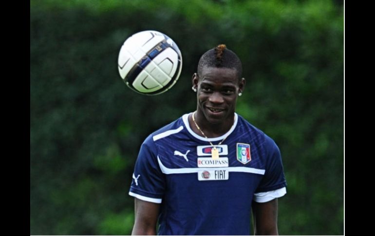 El futbolista Mario Balotelli entrena con la selección italaiana en el centro deportivo Coverciano en Florencia. EFE  /