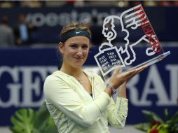 La bielorrusa Azarenka posa con su trofeo luego de triunfar contra Julia Goerges de Alemania. AFP  /