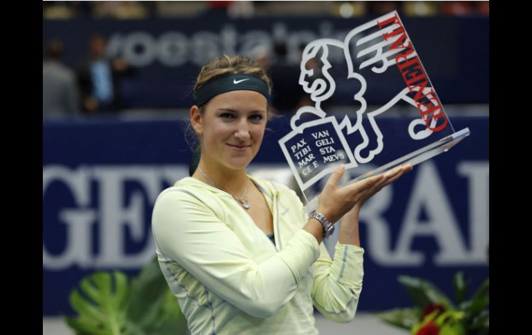 La bielorrusa Azarenka posa con su trofeo luego de triunfar contra Julia Goerges de Alemania. AFP  /