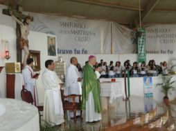 el arzobispo emérito Felipe Aguirre Franco durante la misa en el Santuario de los Mártires.  /