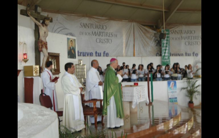 el arzobispo emérito Felipe Aguirre Franco durante la misa en el Santuario de los Mártires.  /