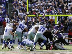 Dan Bailey (5) no pudo conectar el gol de campo que pudo ser la victoria para Dallas. AP  /