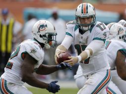 Ryan Tannehill (17) fue la pieza clave para la victoria de Miami. AP  /