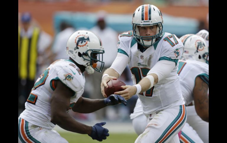 Ryan Tannehill (17) fue la pieza clave para la victoria de Miami. AP  /