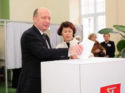 El primer ministro de Lituania, Andrius Kubilius, emite su voto. XINHUA  /