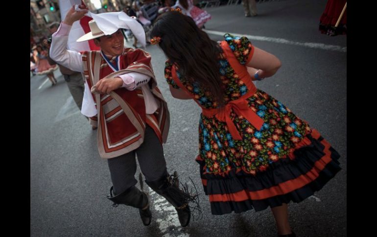 Miles de personas participaron en el Desfile de la Hispanidad. REUTERS  /