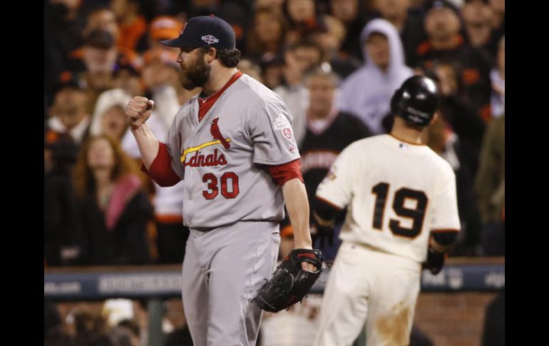 Jason Motte de los Cardenales realiza un lanzamiento ante los Gigantes. EFE  /