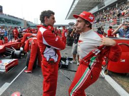 Alonso junto a su equipo momentos antes de que empezara el GP de Corea del Sur. ARCHIVO  /