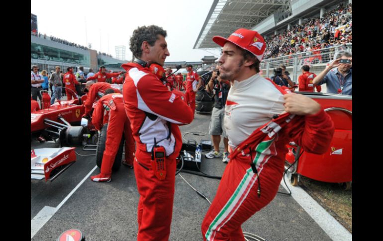 Alonso junto a su equipo momentos antes de que empezara el GP de Corea del Sur. ARCHIVO  /