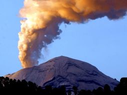 Las ''columnas eruptivas'', en promedio se elevaron 1.5 kilómetros por arriba del cráter. ARCHIVO  /