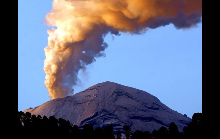 Las ''columnas eruptivas'', en promedio se elevaron 1.5 kilómetros por arriba del cráter. ARCHIVO  /