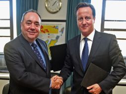 El primer ministro de Escocia Alex Salmond (i) y David Cameron tras firmar el acuerdo que permitirá evaluar la soberanía escocesa. AFP  /