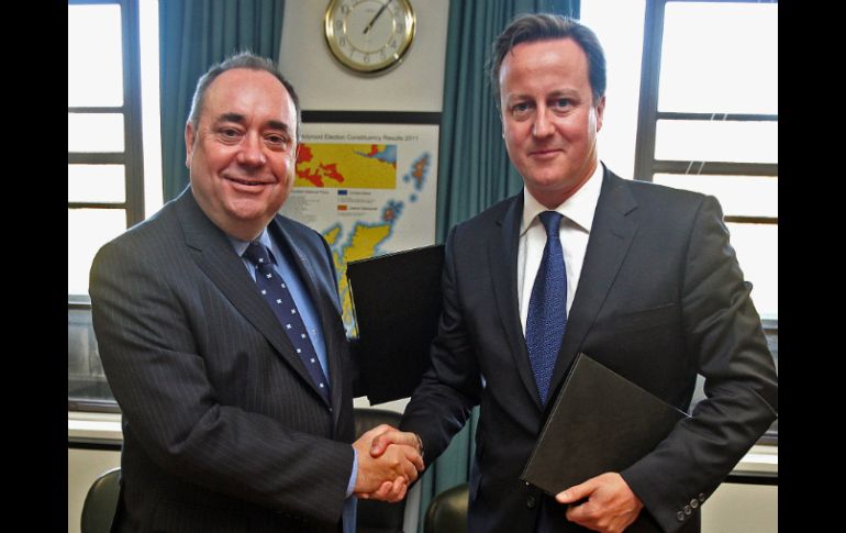 El primer ministro de Escocia Alex Salmond (i) y David Cameron tras firmar el acuerdo que permitirá evaluar la soberanía escocesa. AFP  /