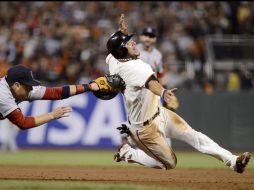 El jardinero derecho de San Francisco, Gregor Blanco (d), trata de evitar ser tocado por el primera base Allen Craig. EPA  /