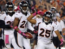 Chris Harris (25) festeja su anotación, derivada de un pase interceptado. AP  /