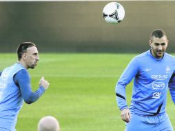 Poder ofensivo. Franck Ribery y Karim Benzema durante la práctica previa al duelo con España. EFE  /