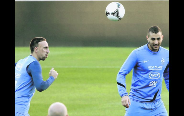 Poder ofensivo. Franck Ribery y Karim Benzema durante la práctica previa al duelo con España. EFE  /