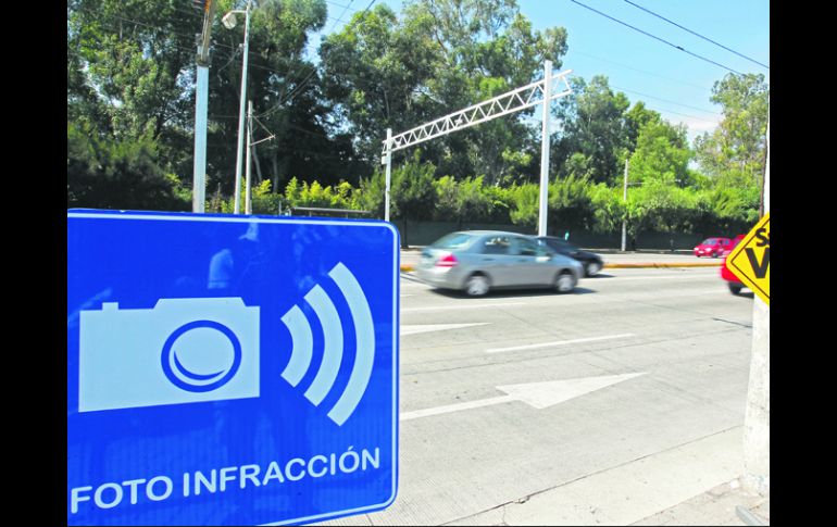 En seis cruceros de la ciudad ya funcionan las cámaras Luz Roja que tomarán fotografías a los automovilistas que no respeten el alto.  /